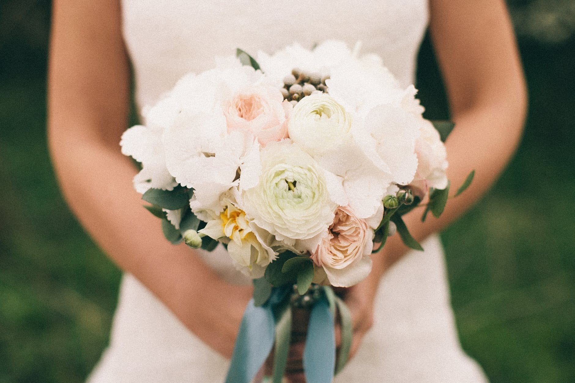 6 Faux Wedding Flower Ideas That Are Actually Super Stylish