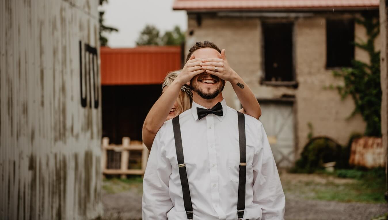 Tiny Details for Your Big Day: Planning a Surprise Gift for the Groom