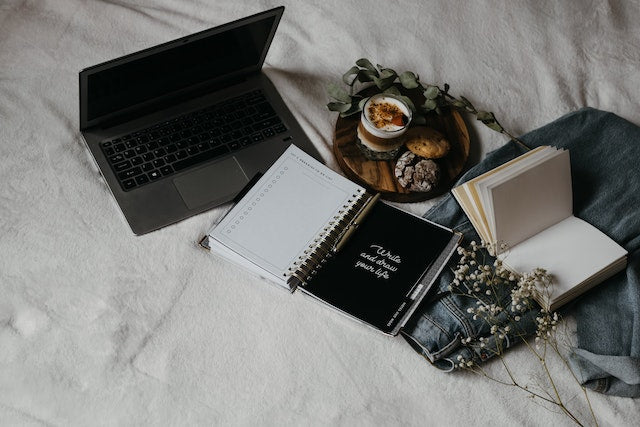 Essential Tips for Navigating Wedding Planning While Moving